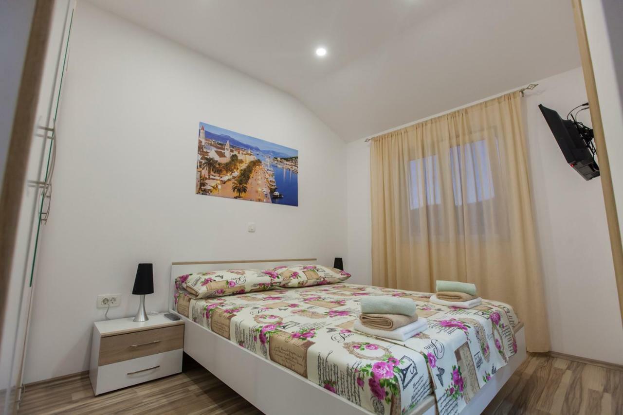 Apartment Dalmatia Kastela Exterior photo